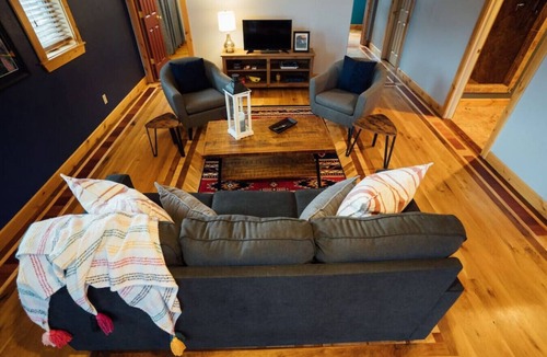 Pray House | ★ Unwind ★ Historic Pray Homestead | Ace Location!