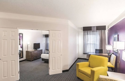 Woodlands Village Hotel | Unwind in a Spacious Hotel Room w/Pool, Hot Tub - Ideal for Outdoor Fun