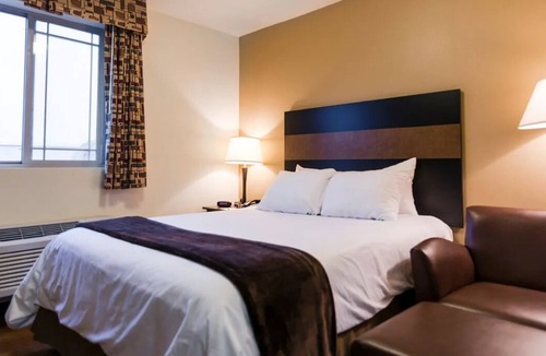 Dickinson Hotel | Unwind in Grand Style – Queen Bed w/Chair Perfect for Relaxation & Adventure