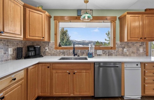 Cascade House | Unwind in this sun-filled family getaway designed for ultimate fun