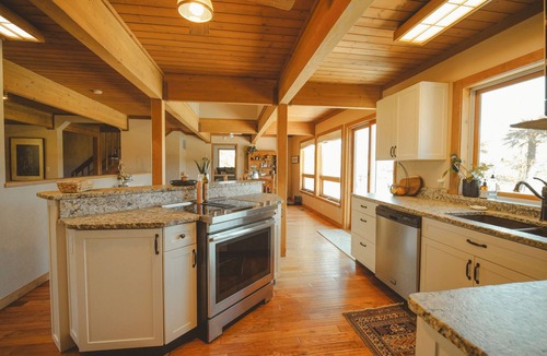 Medford House | Unwind on 5 gated acres in Southern Oregon Wine Country—pool, hot tub, cedar sauna & mountain views. Sleeps 14 with room to spread out. Two miles to historic Jacksonville's tasting rooms, restaurants & Britt Fest.
