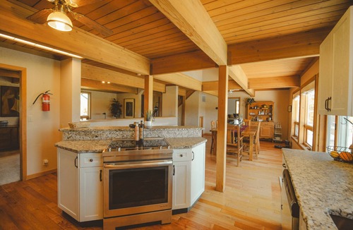 Medford House | Unwind on 5 gated acres in Southern Oregon Wine Country—pool, hot tub, cedar sauna & mountain views. Sleeps 14 with room to spread out. Two miles to historic Jacksonville's tasting rooms, restaurants & Britt Fest.