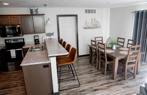 Arnolds Park House | Updated & beautiful family-friendly, getaway at Bridges Bay!