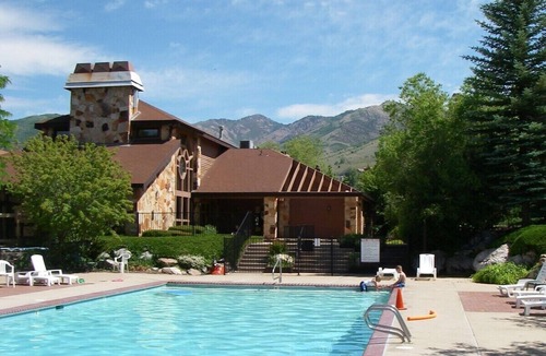 Wolf Creek Condo | Updated condo & easy access to hot tub/pool