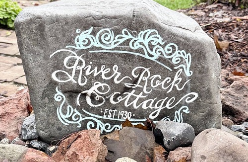 Gold Hill Cottage | Updated historical cottage steps from the Rogue River, bars and restaurants!