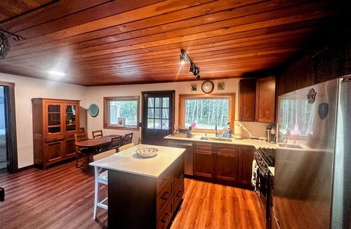 Greenwater Cabin | UPDATED-Peaceful Riverfront Cabin - Hot tub-Greenwater-Crystal Mtn. -Mt.Rainier