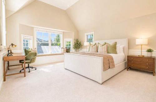 Aspen House | Updated Spacious Home w AC & Hot Tub Walk to Town!