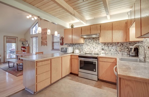 Sunriver House | Updated Sunriver Home w/Private Hot Tub & SHARC Passes for Pools - 2 Dogs OK