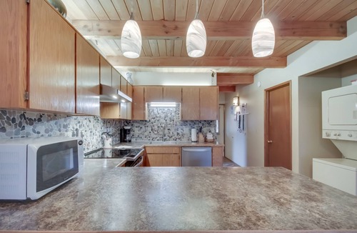 Sunriver House | Updated Sunriver Home w/Private Hot Tub & SHARC Passes for Pools - 2 Dogs OK