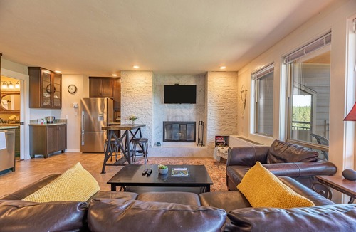 Bend Condo | Upgraded top floor condo with breathtaking views