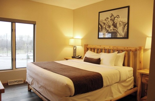 Iron Mountain Hotel | Upper Cedar Haus Retreat with Fireplace, Balcony & Mountain Views