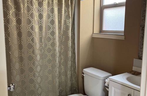 Arbor Lodge Apartment | Upscale 1/1 apt close to Fred Meyers, MAX tram and 305 exit