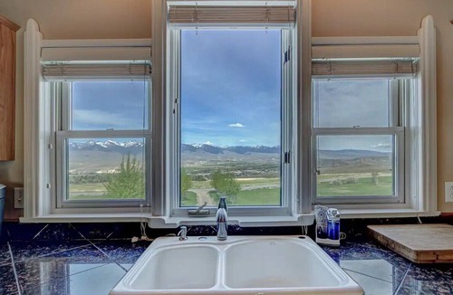 Salmon Apartment | Upscale Apartment with Panoramic Views