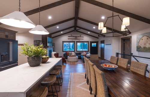 Victor House | Upscale Cabin Retreat 6-bedroom, Gourmet Kitchen, King Suites, Teton Vistas