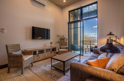 Sandpoint Condo | Upscale Lakeview Condo in Downtown Sandpoint