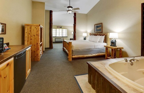 Johnston Hotel | Upscale Stay in Johnston w/Whirlpool | 0.5 mi to De Rice Asian Cuisine