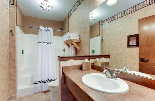 Johnston Hotel | Upscale Stay in Johnston w/Whirlpool | 0.5 mi to De Rice Asian Cuisine