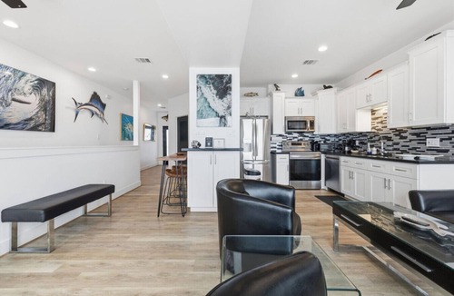 Bacliff House | Upscale Waterfront Home | Hot Tub |Rooftop Balcony