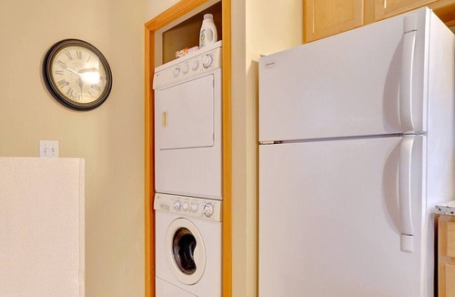 Albany Apartment | Upstairs Apartment close to Hospital