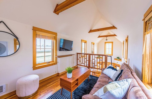 Port Townsend Condo | Uptown Loft: walk to everything! Monthly rental in the heart of Port Townsend