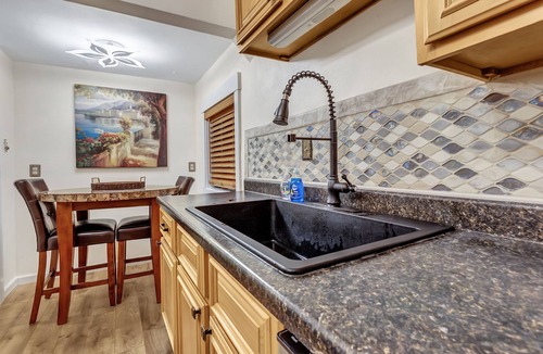Logan House | 💎Urban Glam Gem💎 Rancher near Gonzaga w/GiG Internet