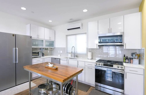 Greenwood House | Urban Modern Townhouse Walk to Wonderful Shops, Restaurants & Coffee