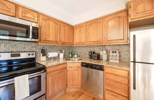 Wedgwood Apartment | Urban Nest 2b1b Upper Unit | Next to UW