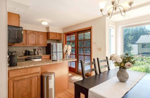 Wedgwood Apartment | Urban Nest 2b1b Upper Unit | Next to UW