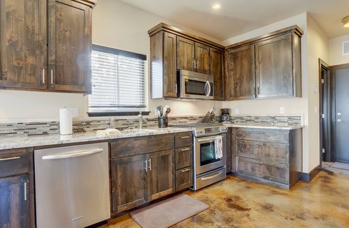 River West House | Urban Roundabout - Hot Tub, A/C, Modern, Walk to Galveston, Newport Ave & Downtown