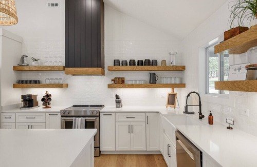 Gallatin House | Urban Rustic Lakeside Retreat with Dock, Sleeps 20