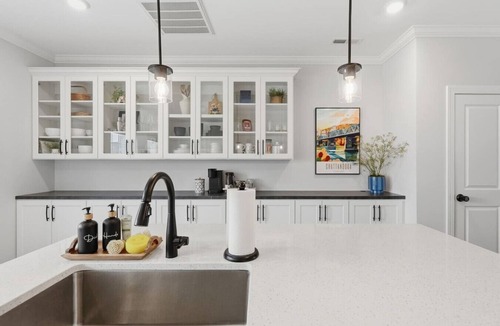 Downtown Chattanooga Villa | Urban Southern Getaway|Game Room & Golf Range Net