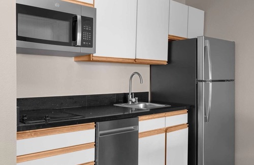 East Lake Hills Hotel | Vacation At its Finest! Relaxing Studio Suite w/Complimentary Breakfast!