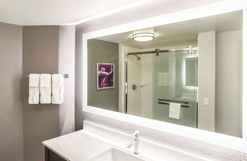 Woodlands Village House | Vacation Day Is Always A Great Idea! Free Breakfast, Free Parking, Pet-Friendly