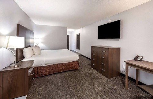 Grants Pass Hotel | Vacation Starts Here! Enjoy the Swimming Pool Access and Free Parking