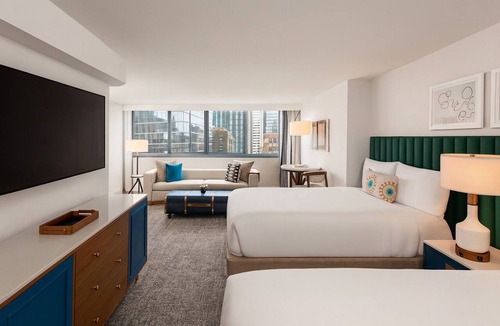 Downtown Chicago Hotel | Vacation Starts Here! Near Chicago Riverwalk and The River Theater, Pets Allowed