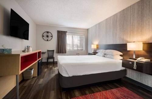 Ontario Hotel | Vacation Starts Here! Pool, Pet-friendly Property, Free Parking, Free Breakfast