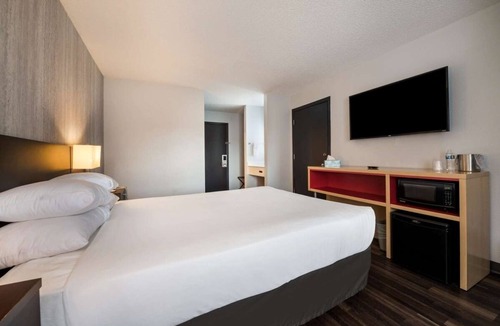 Ontario Hotel | Vacation Starts Here! Pool, Pet-friendly Property, Free Parking, Free Breakfast