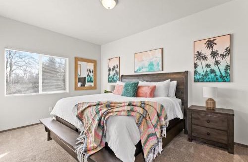 South Perry District Apartment | Very New 2 Bed 2 Bath Near DT and Perry District
