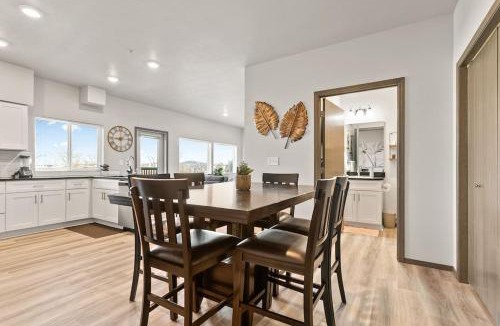 South Perry District Apartment | Very New 2 Bed 2 Bath Near DT and Perry District