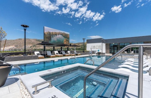 Downtown Salt Lake City Apartment | Vibrant 1BD 1BA Pool, Gym, HTub, Bowling and More