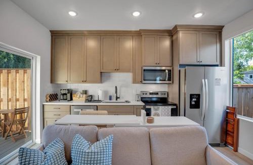 Concordia House | Vibrant 1BR Duplex Near Alberta Arts District