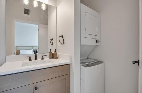 Concordia House | Vibrant 1BR Duplex Near Alberta Arts District