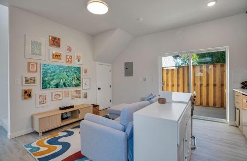 Concordia House | Vibrant 1BR Duplex Near Alberta Arts District