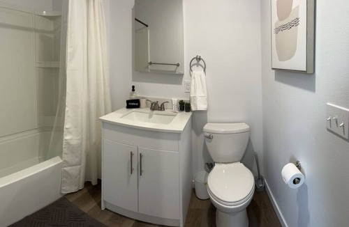 South Tacoma Apartment | View-W/D-Queen-SmartTV-FastWIFI