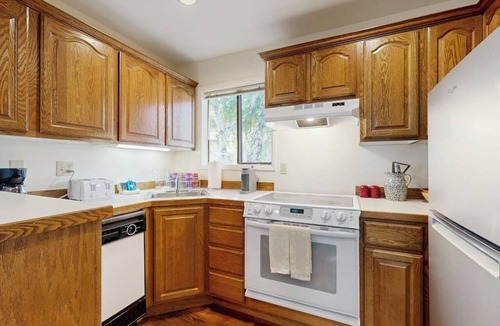 Elkhorn Village Condo | Views and recreation: Sun Valley condo with pool, sauna, tennis and hot tub!