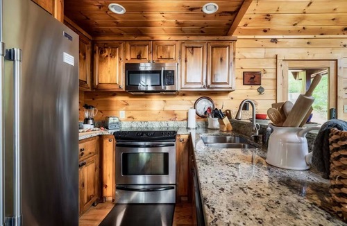 Blue Ridge Ski Chalet | Views - Game Room - Hot Tub - EV Charger - Convenient Location Downtown/Aska