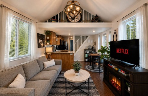 Leavenworth Cabin | Views | Hot Tub | Stargaze | Dogs | BBQ | Firepit