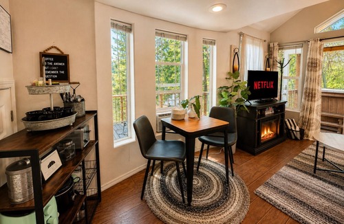 Leavenworth Cabin | Views | Hot Tub | Stargaze | Dogs | BBQ | Firepit