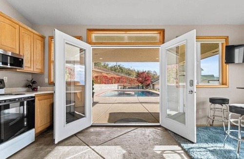 Medford Apartment | Viewtacular 1-bedroom studio with Lazy Lagoon Pool in East Medford