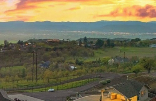 Medford Apartment | Viewtacular 1-bedroom studio with Lazy Lagoon Pool in East Medford